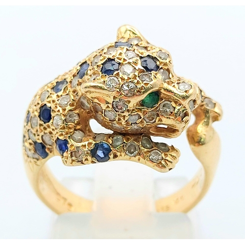 62 - An 18 K yellow gold designer style PANTHER RING with diamonds, sapphires and emeralds. Ring size: K1... 