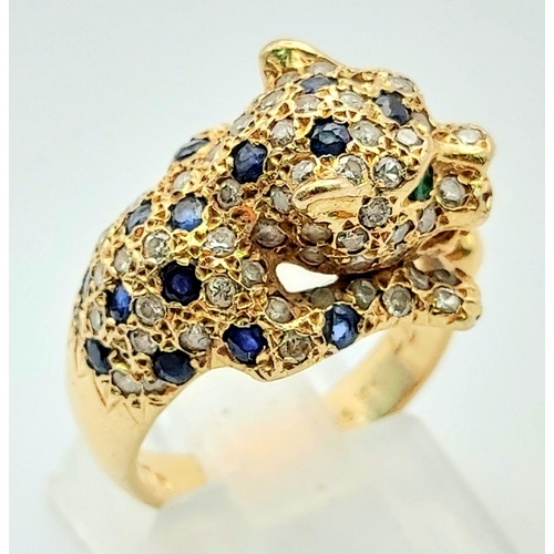 62 - An 18 K yellow gold designer style PANTHER RING with diamonds, sapphires and emeralds. Ring size: K1... 