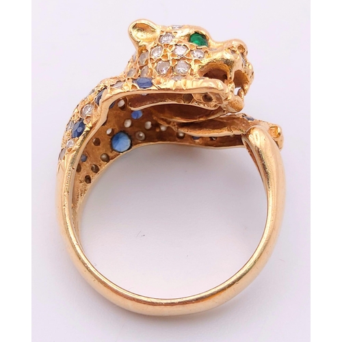 62 - An 18 K yellow gold designer style PANTHER RING with diamonds, sapphires and emeralds. Ring size: K1... 