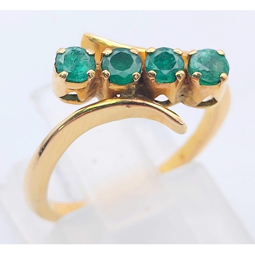 657 - An 18 K yellow gold ring with four round cut emeralds. Ring size: I, weight: weight: 2.7 g.