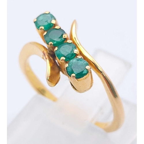 657 - An 18 K yellow gold ring with four round cut emeralds. Ring size: I, weight: weight: 2.7 g.