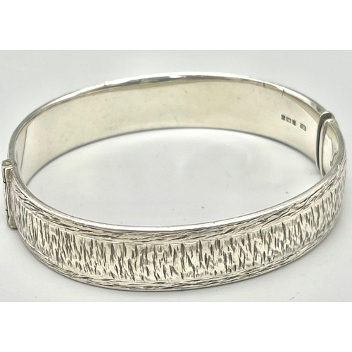 400 - A Very Good Condition Vintage 1973/74 Birmingham Hallmarked Bark Pattern Silver Hinged Bangle. 6cm I... 