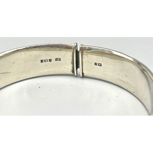 400 - A Very Good Condition Vintage 1973/74 Birmingham Hallmarked Bark Pattern Silver Hinged Bangle. 6cm I... 