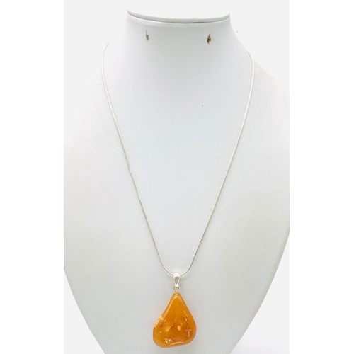 977 - Excellent Condition Sterling Silver Polished Carnelian Agate Pendant Necklace 46cm Length. Pendant m... 