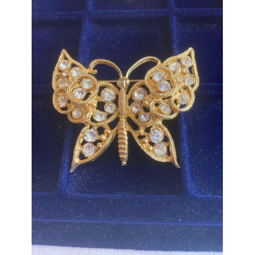 259 - Selection of vintage BROOCHES mostly jewelled, to include a stunning Butterfly Brooch and several ha... 