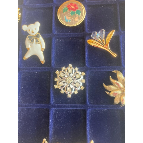 259 - Selection of vintage BROOCHES mostly jewelled, to include a stunning Butterfly Brooch and several ha... 