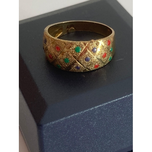 525 - Attractive and unusual 10 carat GOLD RING Decorated with gemstones of Sapphire,Ruby,and Emerald colo... 