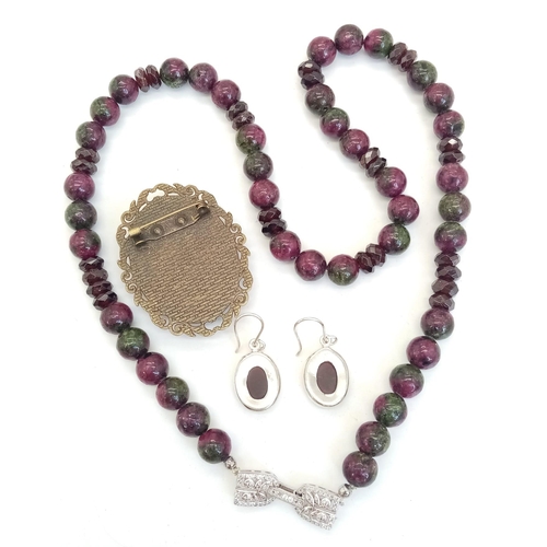 1110 - A Ruby Zoisite Jewellery Suite. Pendant, Earrings and 925 Necklace - 50cm