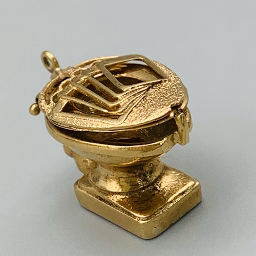 117 - 9K YELLOW GOLD TOILET CHARM WHICH OPENS.  LID HAS A PLAYING CARD DESIGN 7.2G