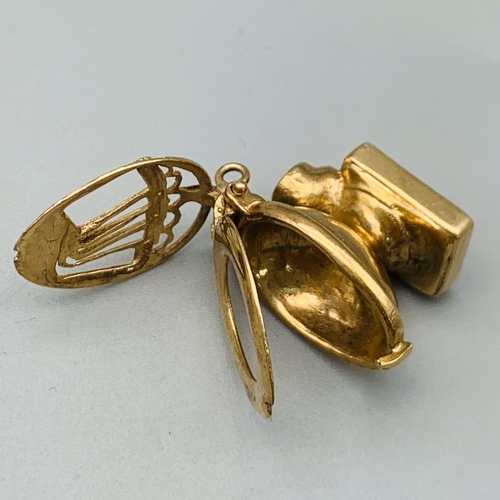 117 - 9K YELLOW GOLD TOILET CHARM WHICH OPENS.  LID HAS A PLAYING CARD DESIGN 7.2G