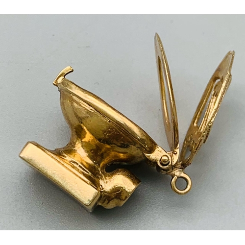 117 - 9K YELLOW GOLD TOILET CHARM WHICH OPENS.  LID HAS A PLAYING CARD DESIGN 7.2G