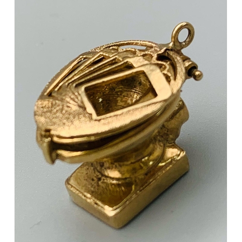 117 - 9K YELLOW GOLD TOILET CHARM WHICH OPENS.  LID HAS A PLAYING CARD DESIGN 7.2G