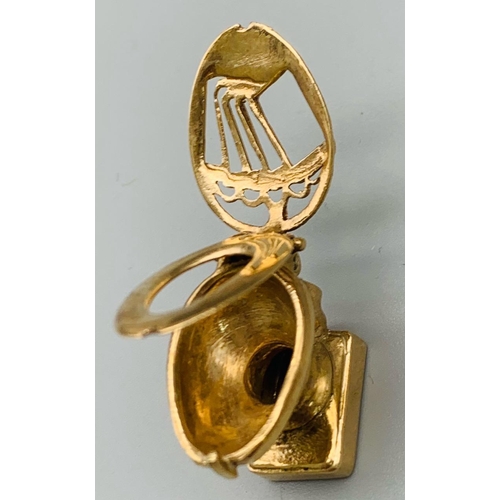 117 - 9K YELLOW GOLD TOILET CHARM WHICH OPENS.  LID HAS A PLAYING CARD DESIGN 7.2G