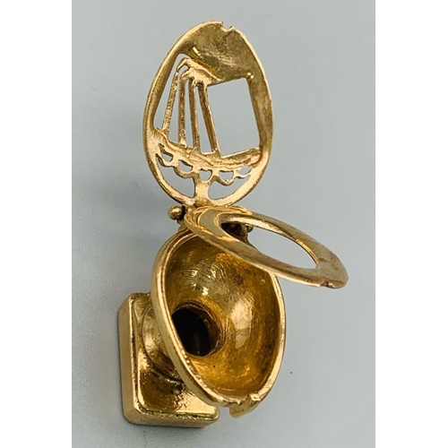 117 - 9K YELLOW GOLD TOILET CHARM WHICH OPENS.  LID HAS A PLAYING CARD DESIGN 7.2G