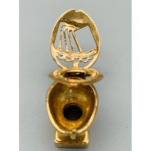 117 - 9K YELLOW GOLD TOILET CHARM WHICH OPENS.  LID HAS A PLAYING CARD DESIGN 7.2G