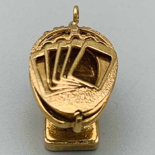 117 - 9K YELLOW GOLD TOILET CHARM WHICH OPENS.  LID HAS A PLAYING CARD DESIGN 7.2G