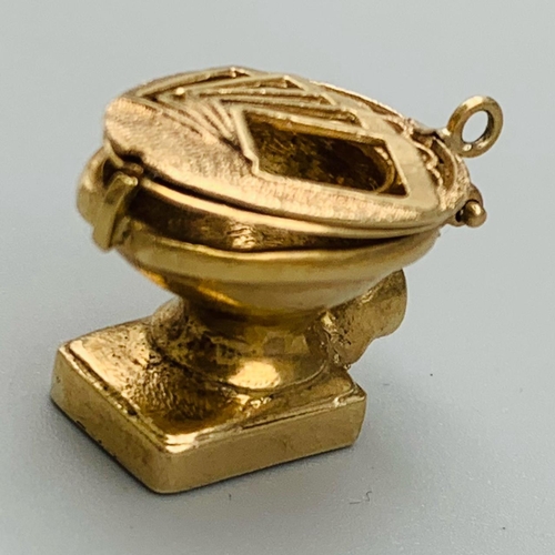 117 - 9K YELLOW GOLD TOILET CHARM WHICH OPENS.  LID HAS A PLAYING CARD DESIGN 7.2G