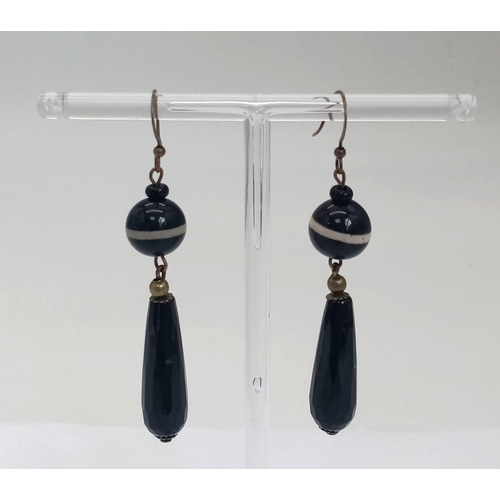 1265 - A Pair of Banded Agate and Jet Drop Earrings. 5cm