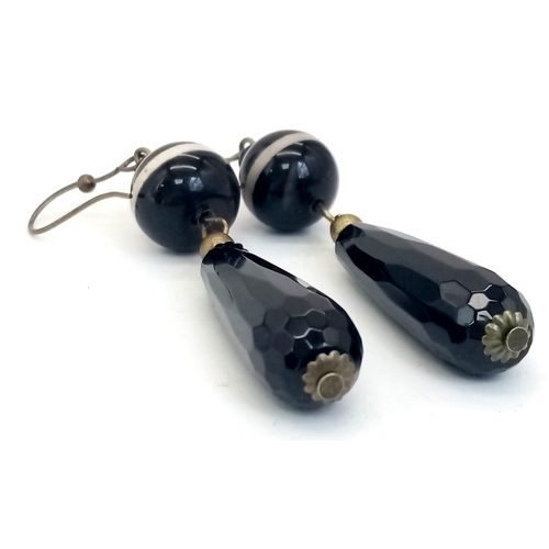 1265 - A Pair of Banded Agate and Jet Drop Earrings. 5cm