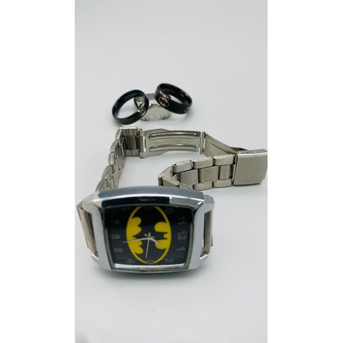 917 - FOR THE BATMAN ENTHUSIAST: BATMAN STEEL BRACELET WATCH, WITH 3 X BATMAN RINGS SIZES Y, X & X. A/F