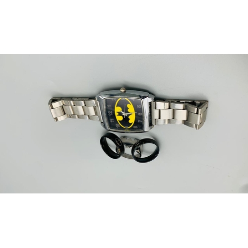 917 - FOR THE BATMAN ENTHUSIAST: BATMAN STEEL BRACELET WATCH, WITH 3 X BATMAN RINGS SIZES Y, X & X. A/F