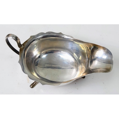 662 - A 1935 Sterling Silver Gravy Boat. Hallmarks for Sheffield. Makers mark for Emile Viner.  6cm tall. ... 