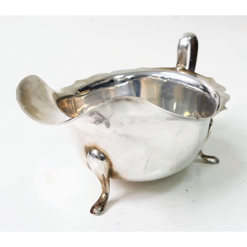 662 - A 1935 Sterling Silver Gravy Boat. Hallmarks for Sheffield. Makers mark for Emile Viner.  6cm tall. ... 