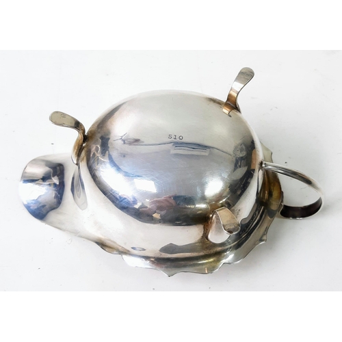 662 - A 1935 Sterling Silver Gravy Boat. Hallmarks for Sheffield. Makers mark for Emile Viner.  6cm tall. ... 