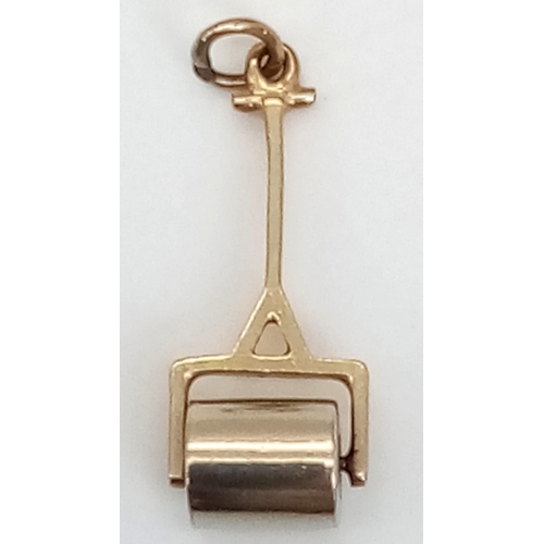 840 - 9K YELLOW GOLD HAND HELD FLOOR ROLLER CHARM WHICH SPINS 1.1G