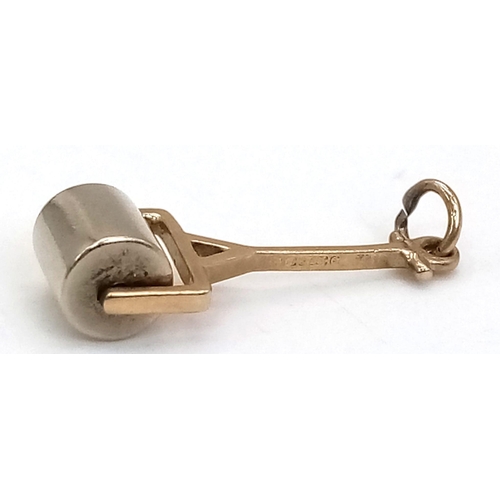 840 - 9K YELLOW GOLD HAND HELD FLOOR ROLLER CHARM WHICH SPINS 1.1G