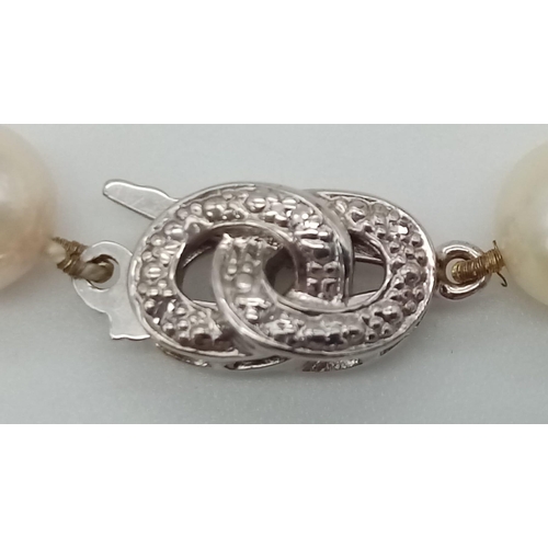 1269 - A 9K White Gold Clasp Cultured Pear Necklace. Pearls - 6/7mm. 48cm