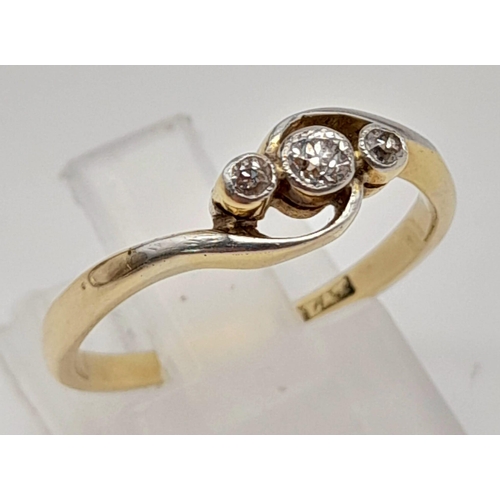 258 - An 18 K yellow gold and platinum ring with a trilogy of diamonds. Ring size: M, weight: 2.1 g.