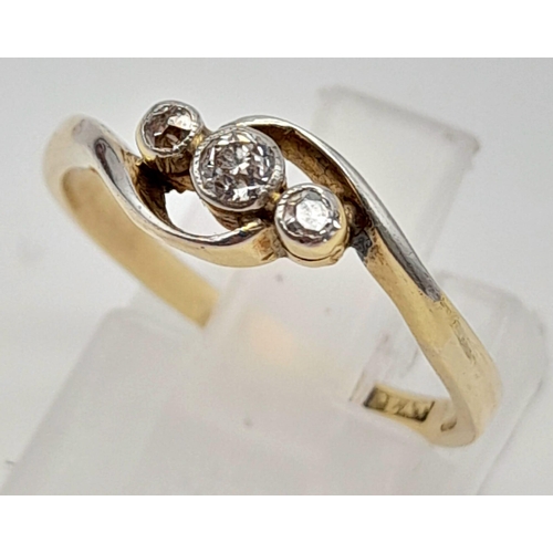 258 - An 18 K yellow gold and platinum ring with a trilogy of diamonds. Ring size: M, weight: 2.1 g.