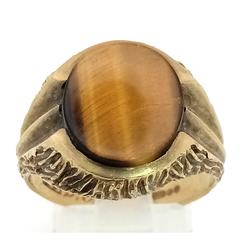 45 - A Vintage Tigers Eye 9K Yellow Gold Ring. Tigers eye cabochon with bark effect decoration. Size S. 5... 