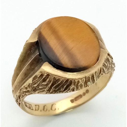 45 - A Vintage Tigers Eye 9K Yellow Gold Ring. Tigers eye cabochon with bark effect decoration. Size S. 5... 