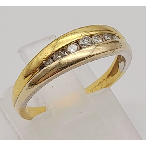 1098 - AN 18K 2 COLOUR DIAMOND BAND RING. 0.15CT, 3.3G TOTAL WEIGHT, SIZE M.