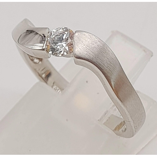 346 - 18k white gold curve ring with tension set cubic zirconia. Total Weight 2.6g, size M.