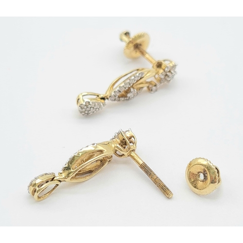 398 - A 14 k yellow gold pair of earrings with diamonds (0.40 carats). Total weight: 2.6 g.