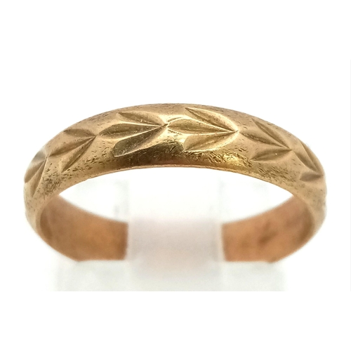 449 - A Vintage 9K Yellow Gold Band Ring with Geometric Decoration. Size M. 2.12g