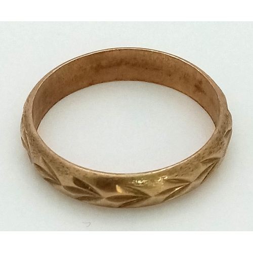 449 - A Vintage 9K Yellow Gold Band Ring with Geometric Decoration. Size M. 2.12g