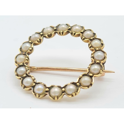 596 - A vintage 14 K yellow gold brooch with seed pearls. Diameter: 20 mm, weight: 2.5 g.