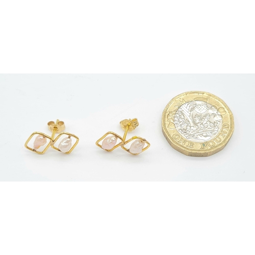 664 - A 14 K yellow gold pair of stud earrings with pearls. Total weight: 1.6 g.