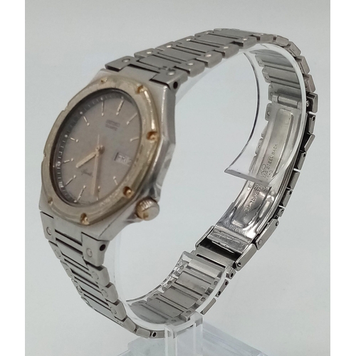 976 - A Vintage Gents Seiko Stainless Steel Quartz Sport Watch. Needs a battery so A/F.