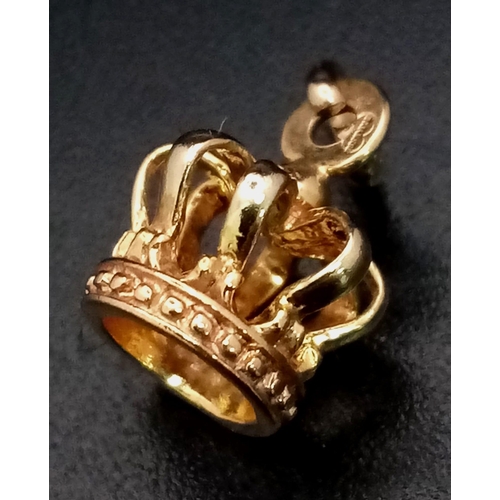 1116 - 9k yellow gold crown charm 1.1g