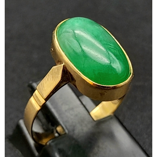 120 - An 18K Yellow Gold Jade Ring. Green jade oval cabochon. Size O. 2.7g total weight.