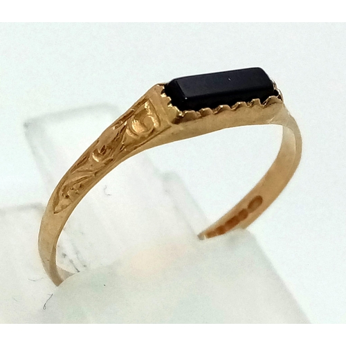 896 - 9K YELLOW GOLD ONYX SET RING. TOTAL WEIGHT 0.6G SIZE J