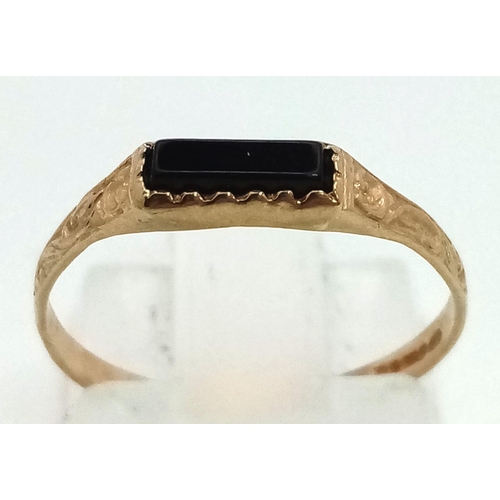 896 - 9K YELLOW GOLD ONYX SET RING. TOTAL WEIGHT 0.6G SIZE J