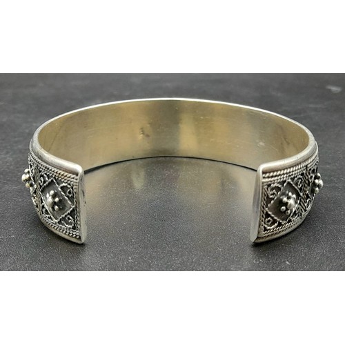 543 - An Excellent Condition Vintage or Older Heavy Celtic Design Sterling Silver Cuff Bracelet. 48.29 Gra... 