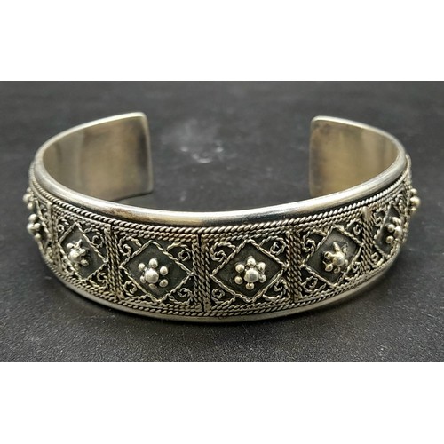 543 - An Excellent Condition Vintage or Older Heavy Celtic Design Sterling Silver Cuff Bracelet. 48.29 Gra... 