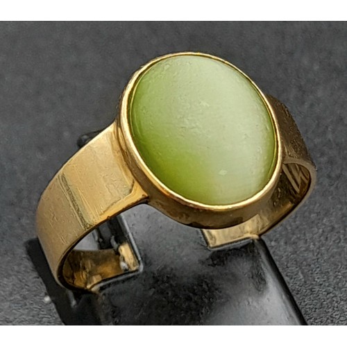 233 - An 18K Yellow Gold Cats Eye Cabochon Ring. Size M. 3.8g total weight.